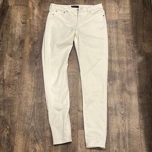 White jeans. Banana republic sculpting stretchy jeans. Size: 4/27.